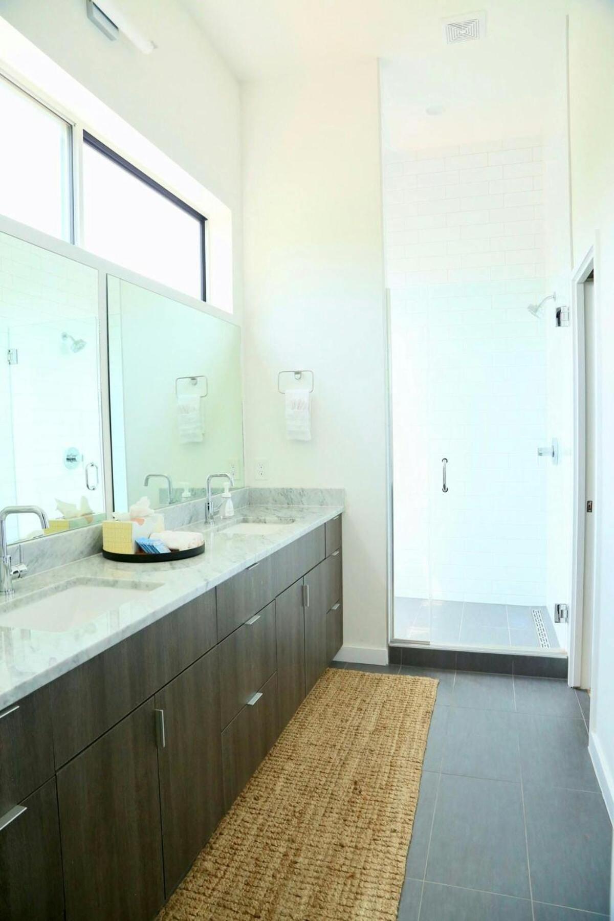 Stunning Modern W Pool & Hot Tub In Dt *