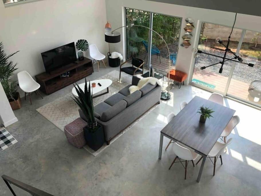 Stunning Modern W Pool & Hot Tub In Dt Austin