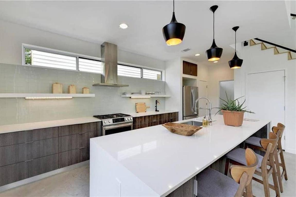 Stunning Modern W Pool & Hot Tub In Dt Holiday home Austin