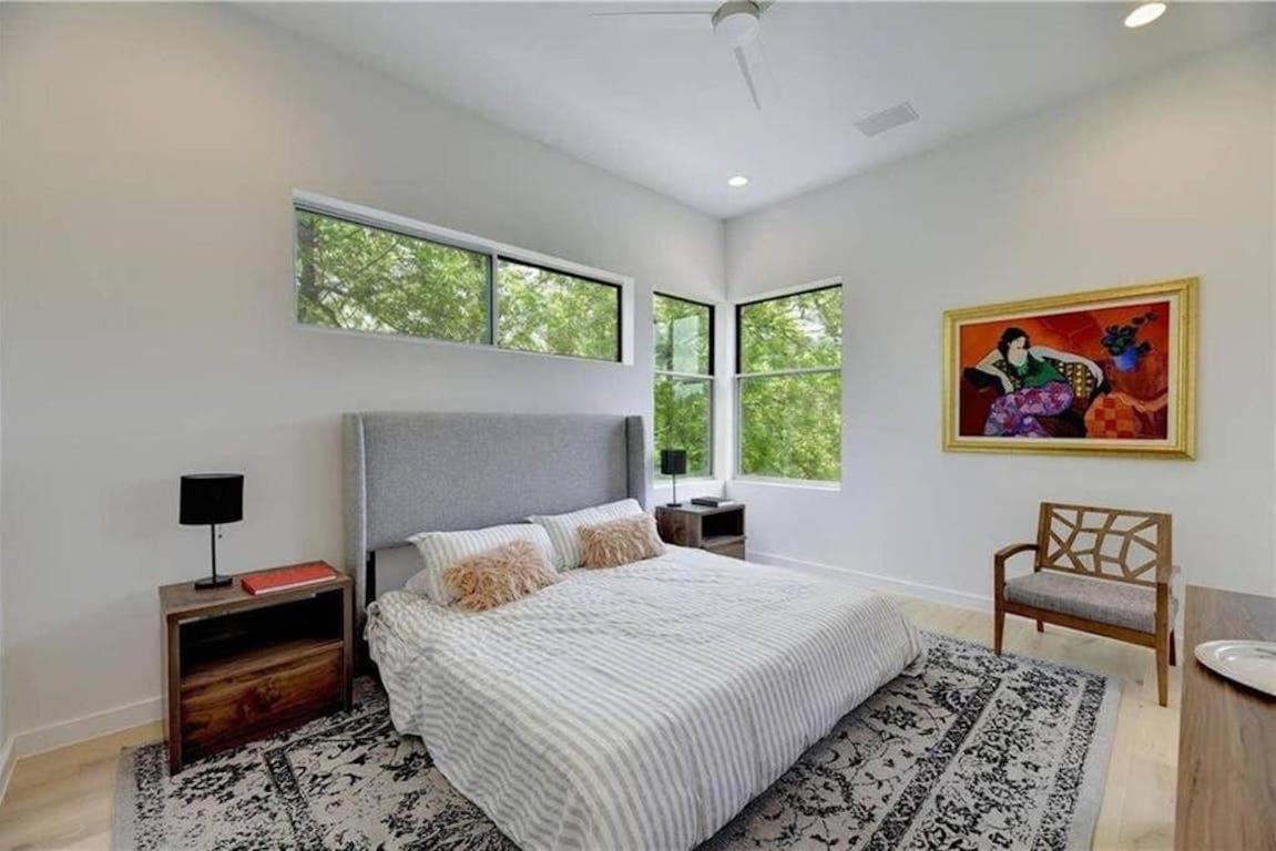 Stunning Modern W Pool & Hot Tub In Dt Austin