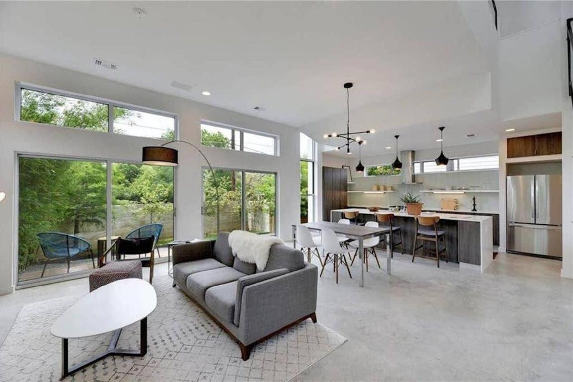 Stunning Modern W Pool & Hot Tub In Dt Holiday home Austin