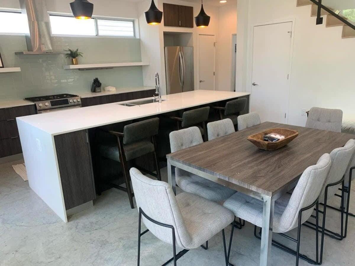 Holiday home Stunning Modern W Pool & Hot Tub In Dt Austin