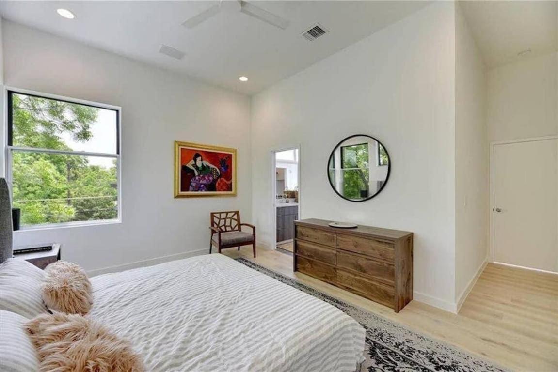 Stunning Modern W Pool & Hot Tub In Dt Austin