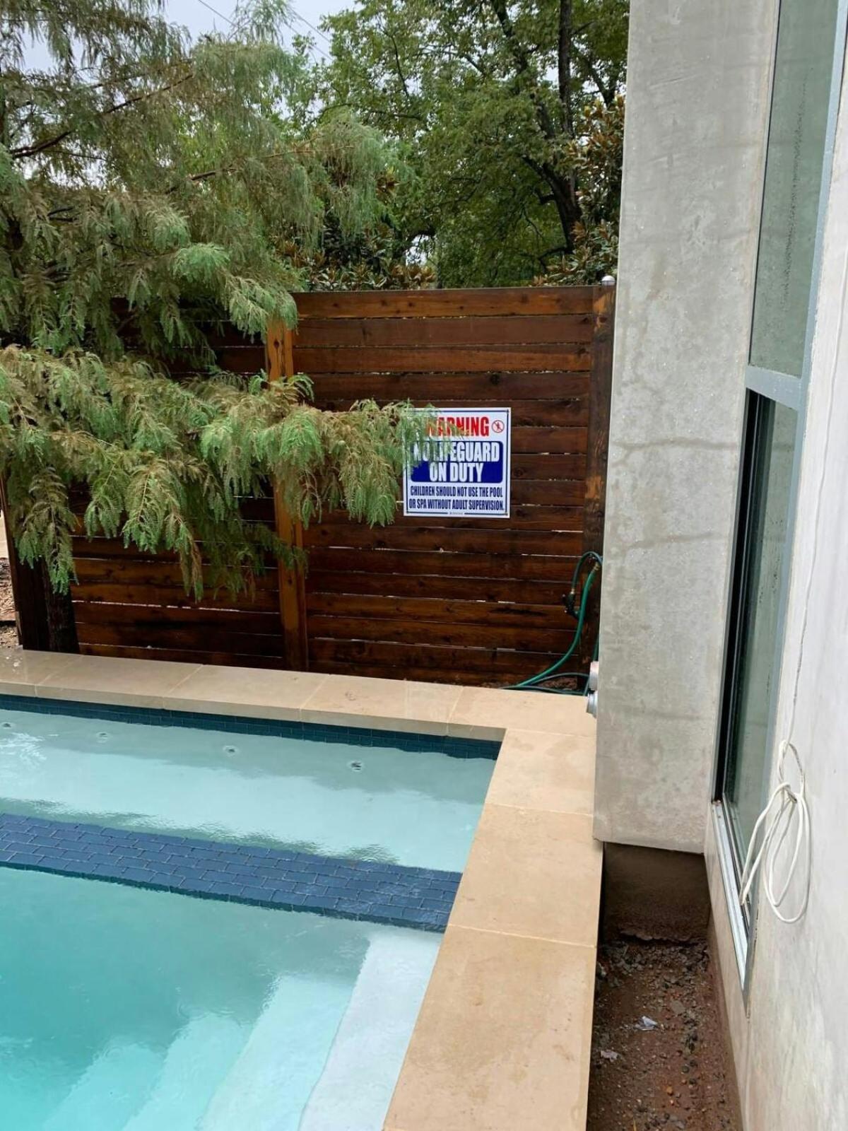 Stunning Modern W Pool & Hot Tub In Dt Holiday home