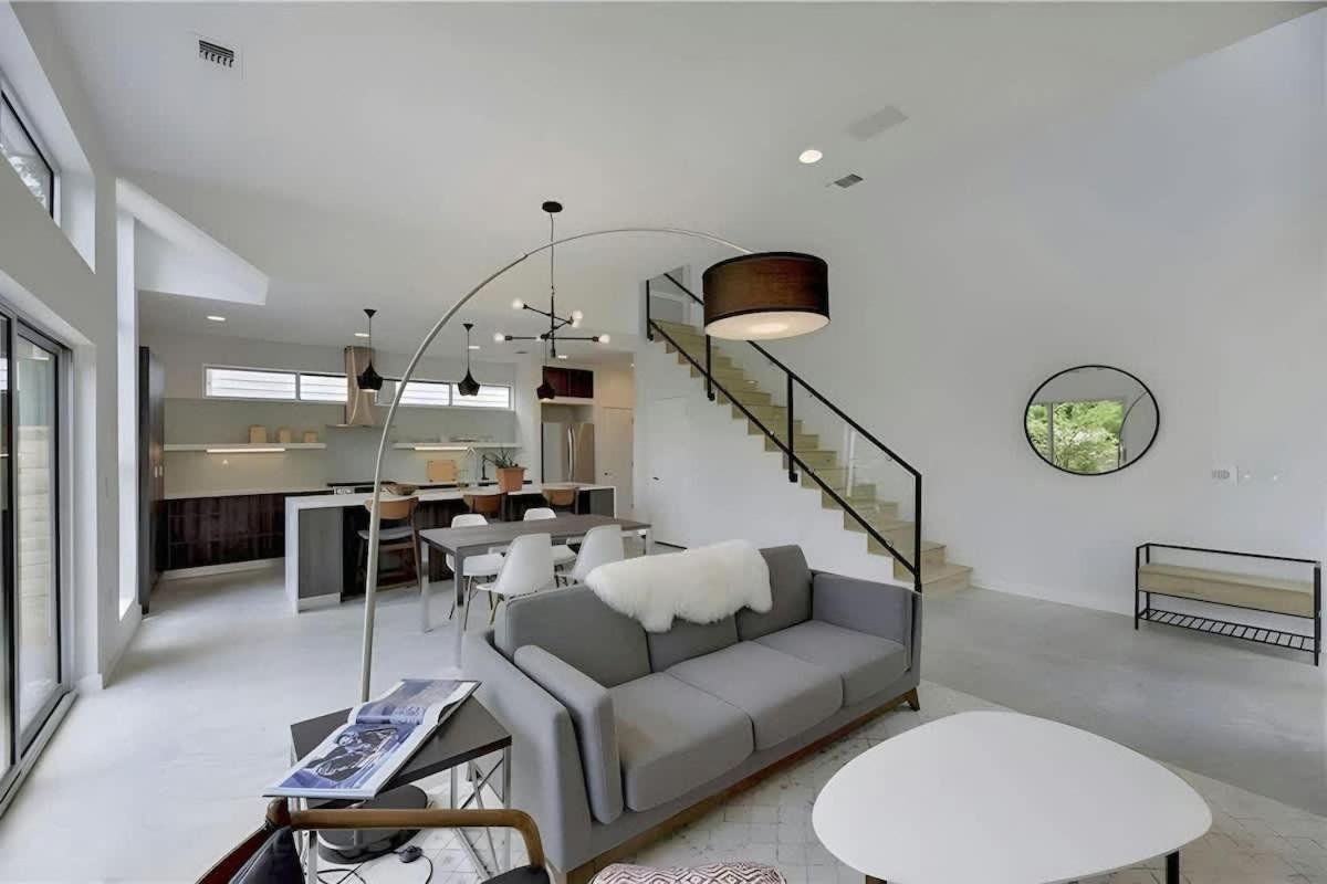 Stunning Modern W Pool & Hot Tub In Dt Holiday home *