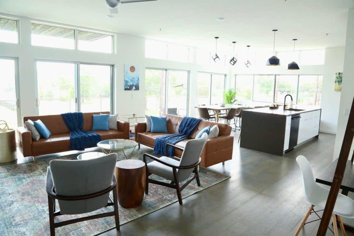 Game Day Penthouse Steps From Ut Sports Apartment *