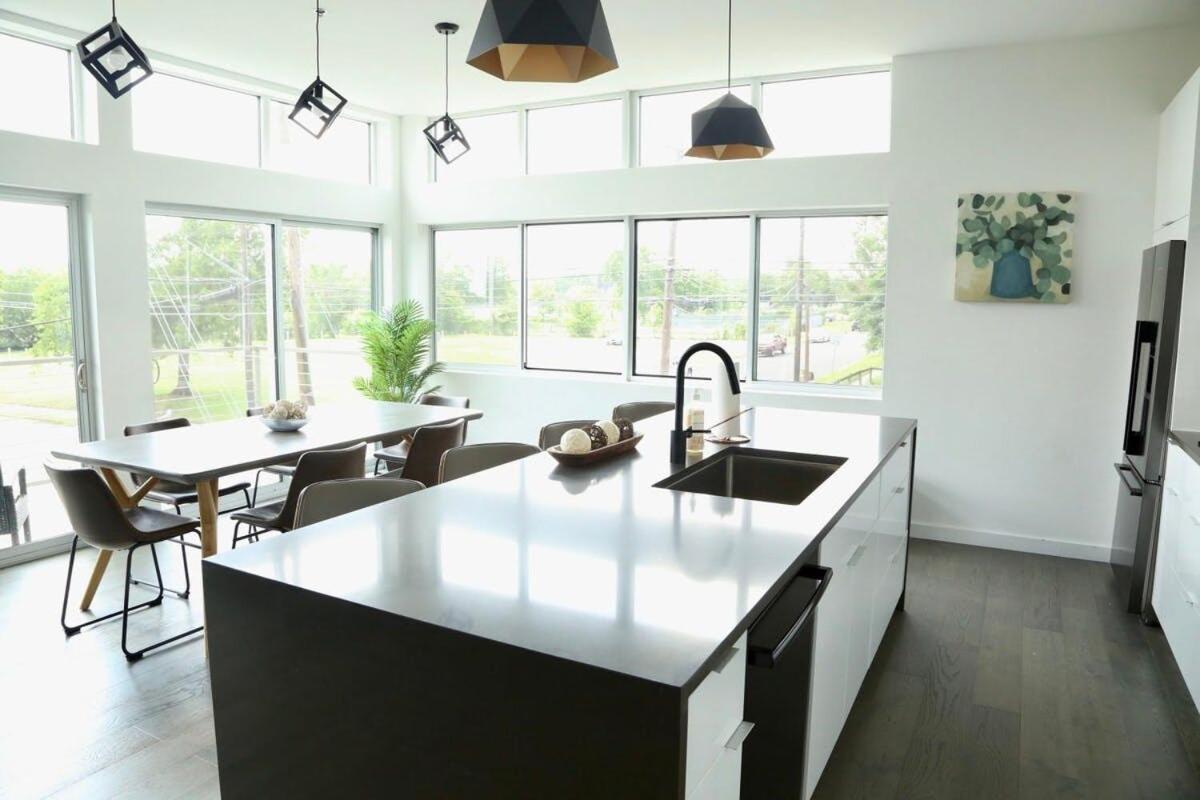 Game Day Penthouse Steps From Ut Sports Austin