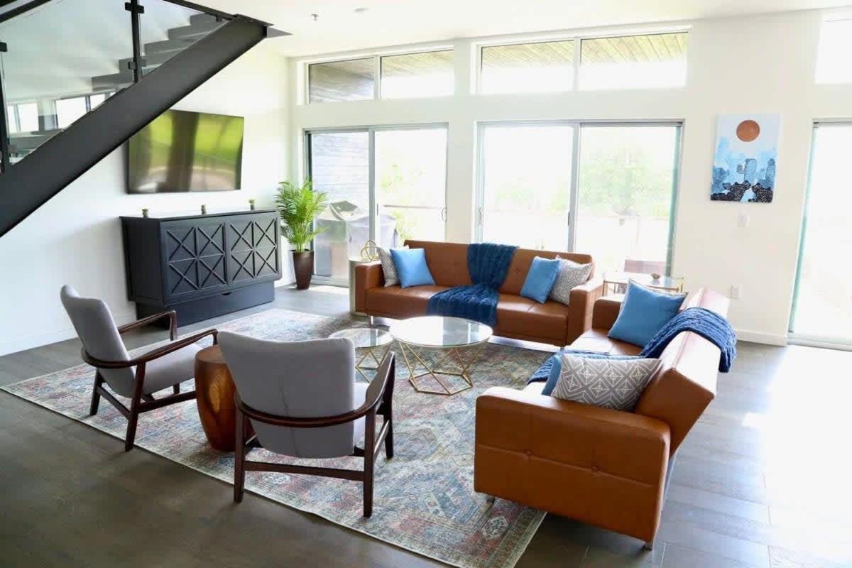 Game Day Penthouse Steps From Ut Sports