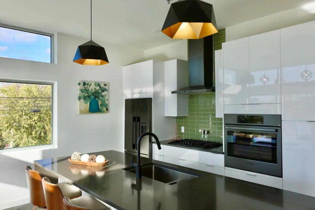 Game Day Penthouse Steps From Ut Sports Apartment *