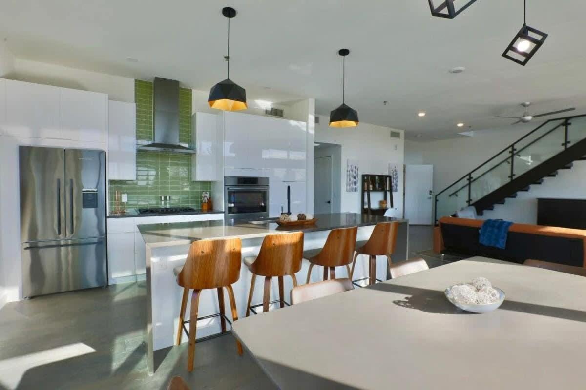 Game Day Penthouse Steps From Ut Sports Apartment