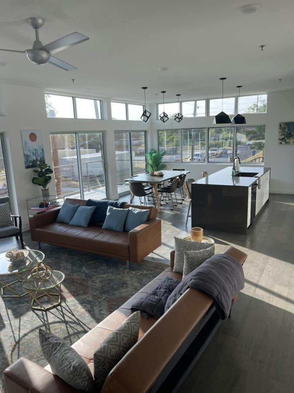 Game Day Penthouse Steps From Ut Sports Apartment