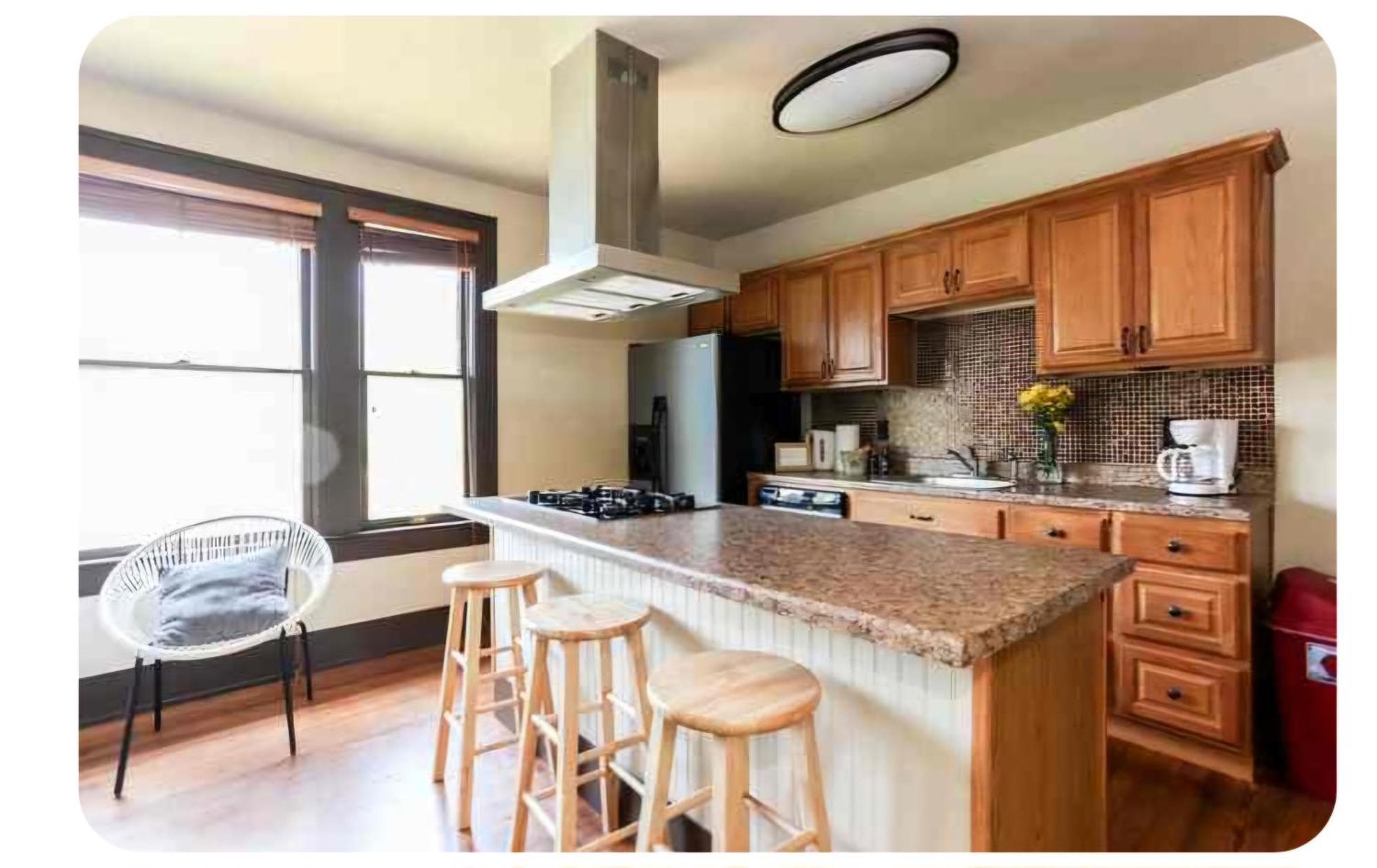 Great Location Downtown Austin-fenced Area For Dogs, Near Ut Apartment *