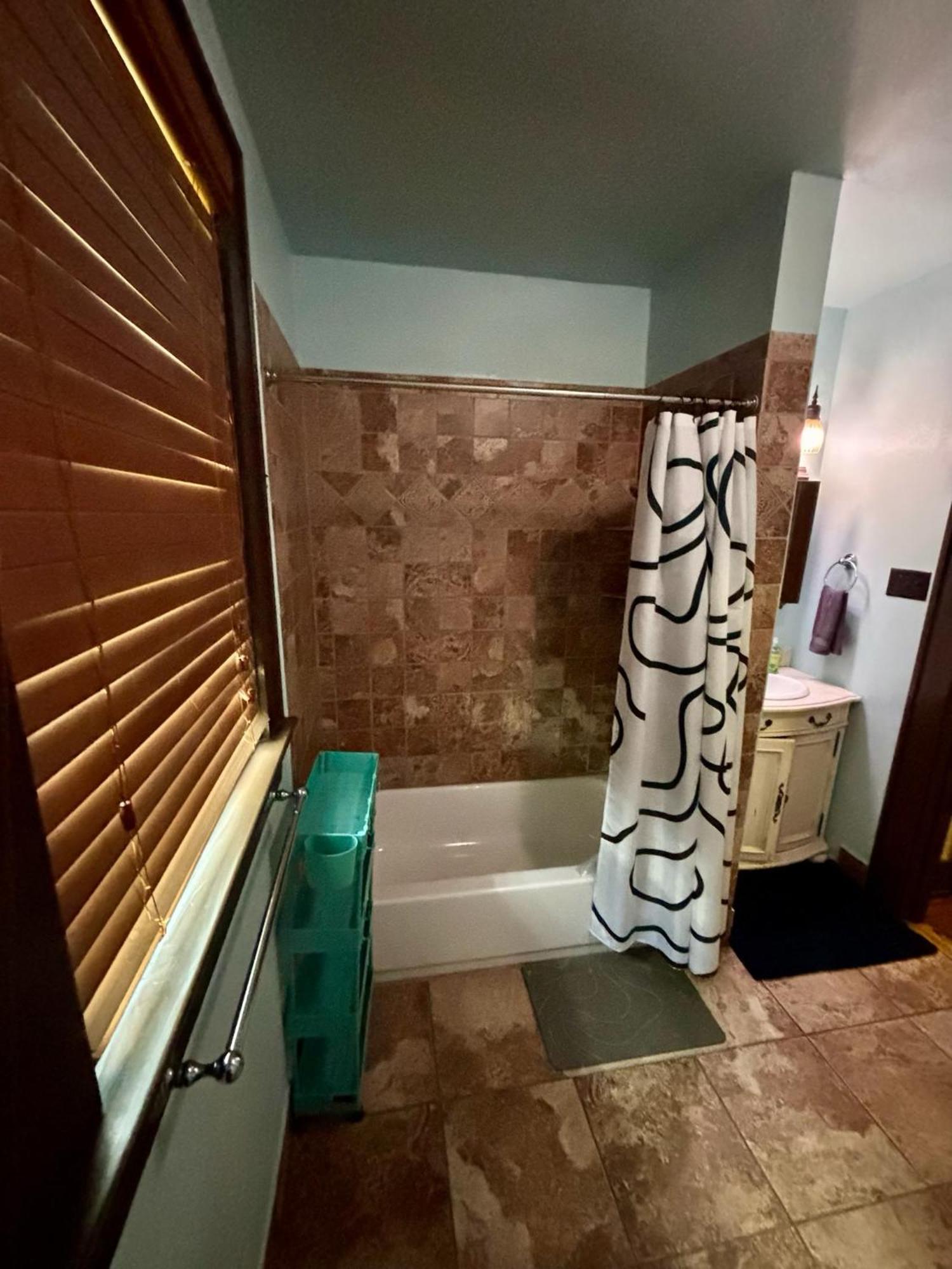 Great Location Downtown Austin-fenced Area For Dogs, Near Ut Apartment