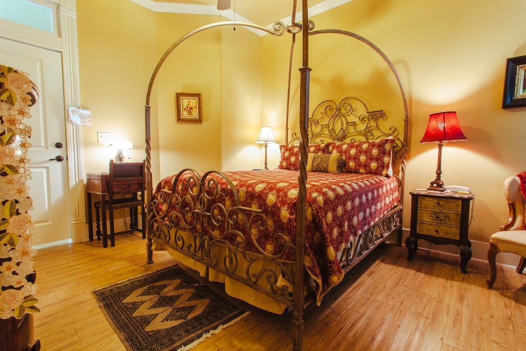 Folk House Bed & Breakfast Austin