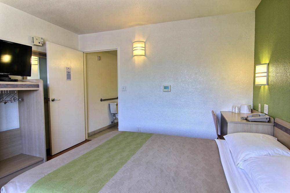 Hotel 6-austin, Tx - Airport - South