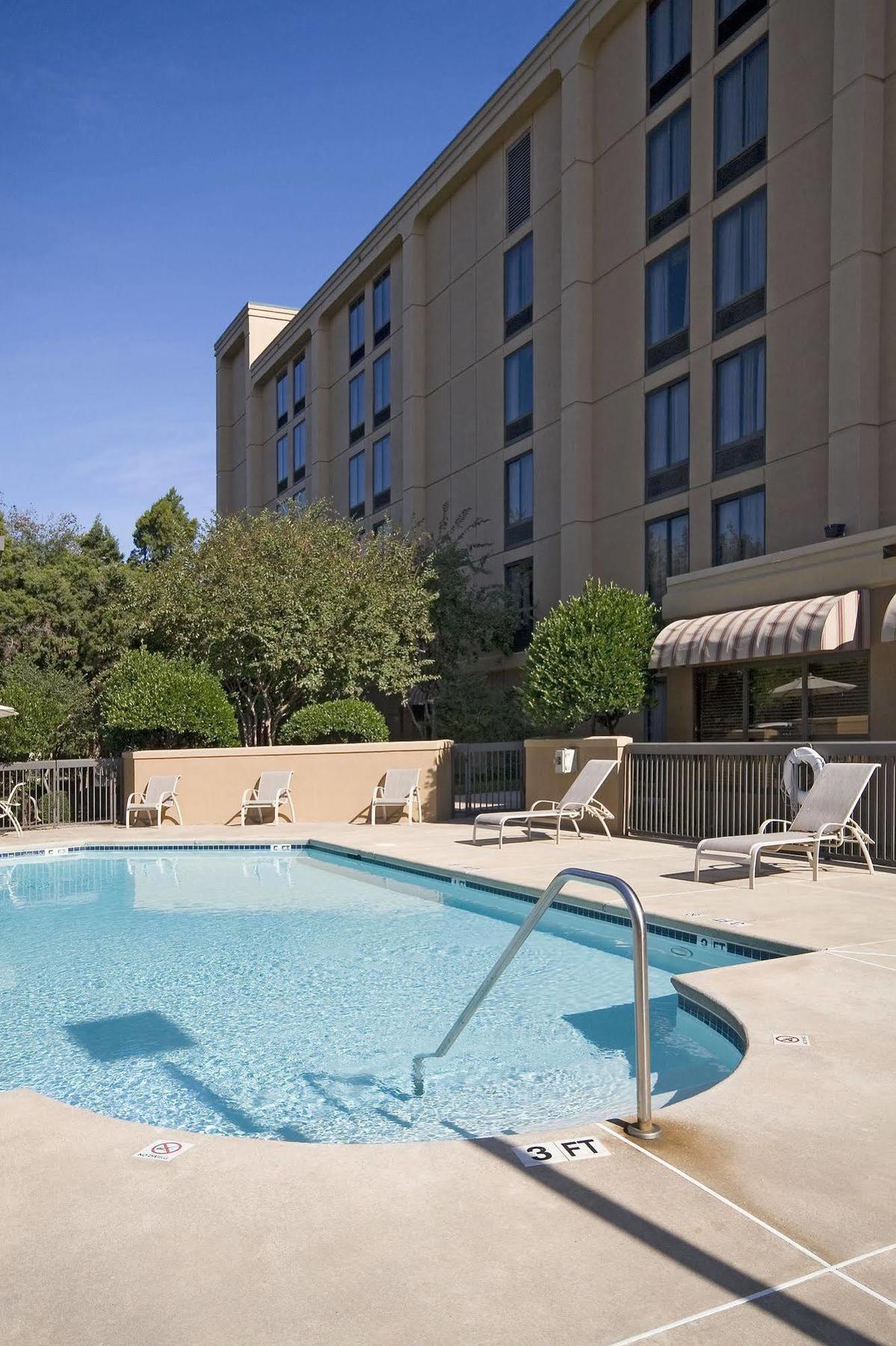 Hotel Hampton Nw Near The Domain