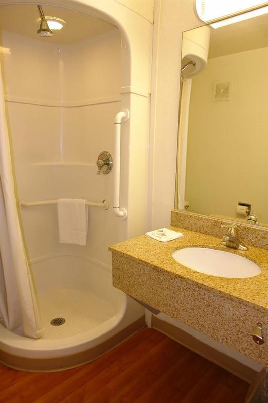 Hotel 6-austin, Tx - Airport - South