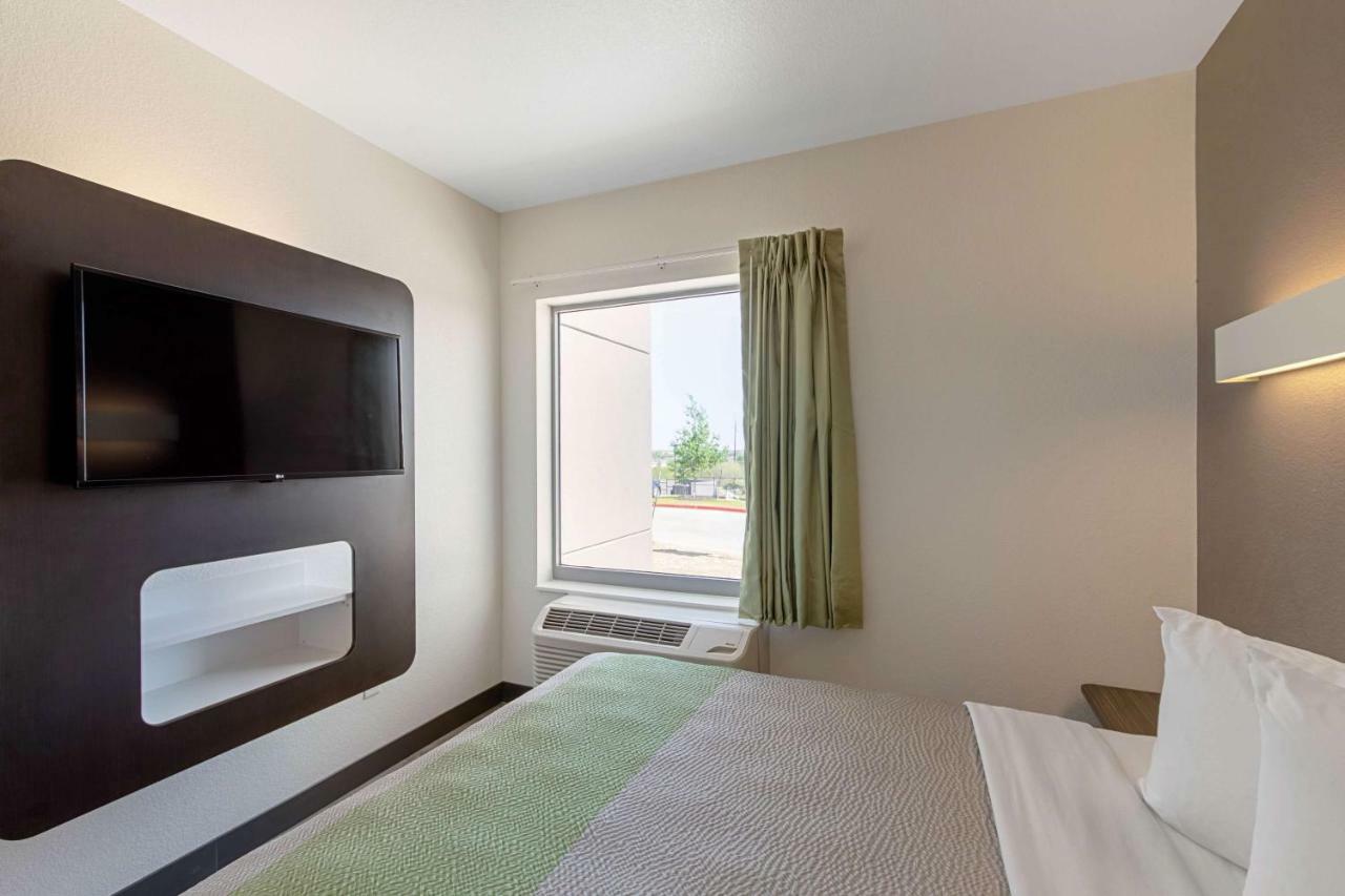 Hotel 6 Airport