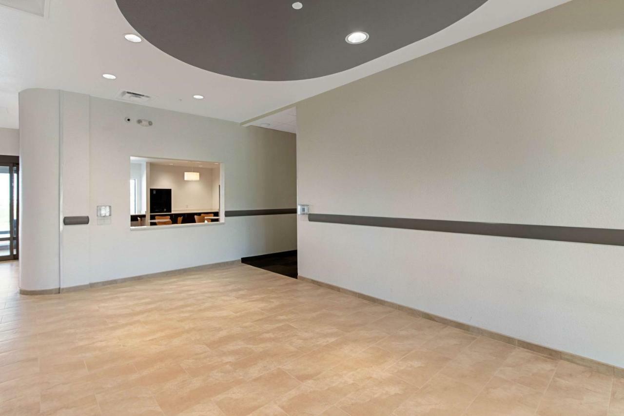 6 Airport Hotel