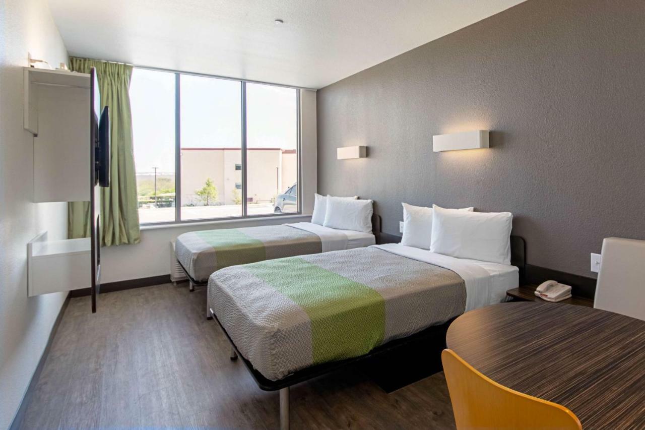 Hotel 6 Airport