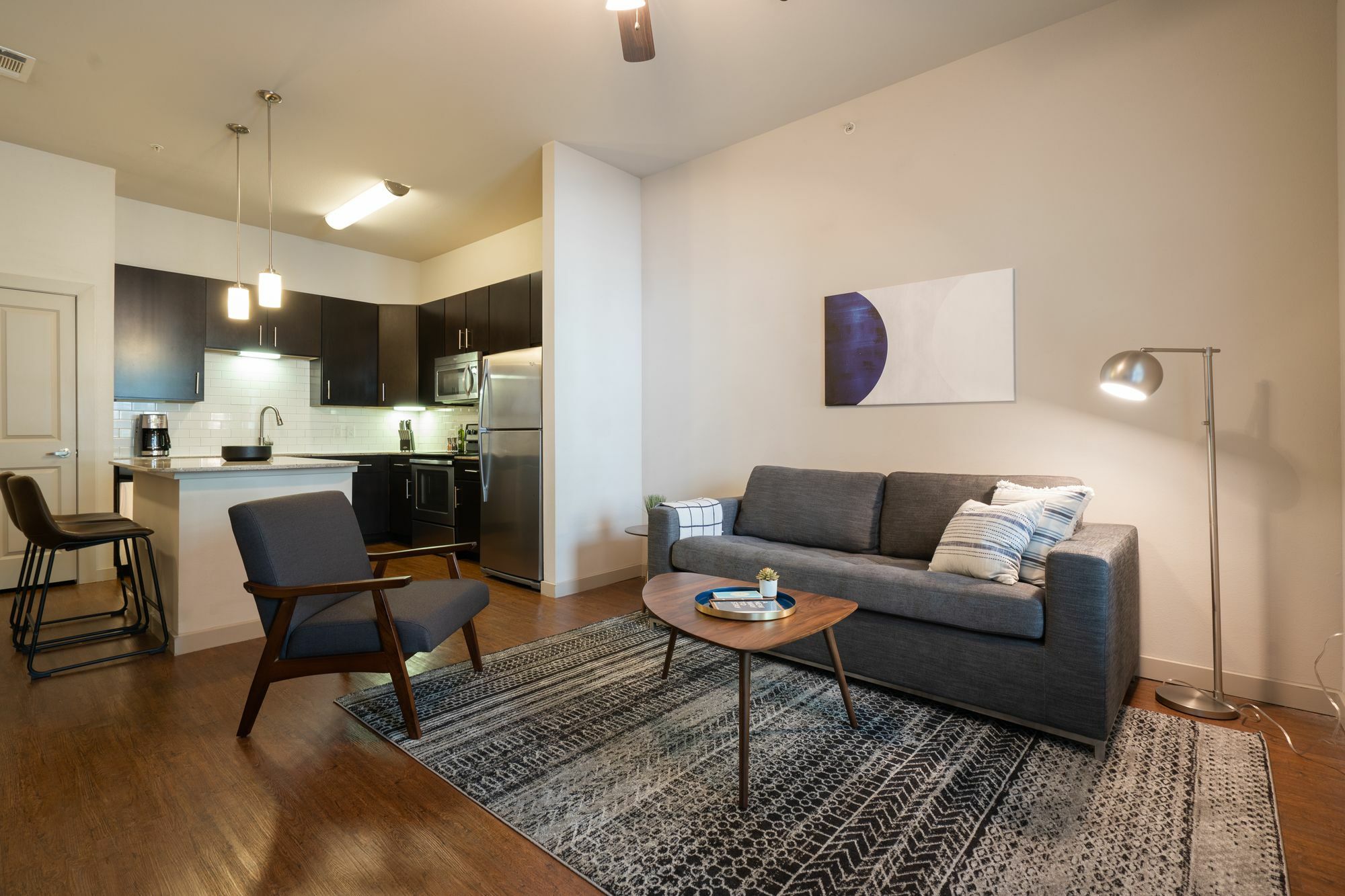 Locale Lakeshore Apartment
