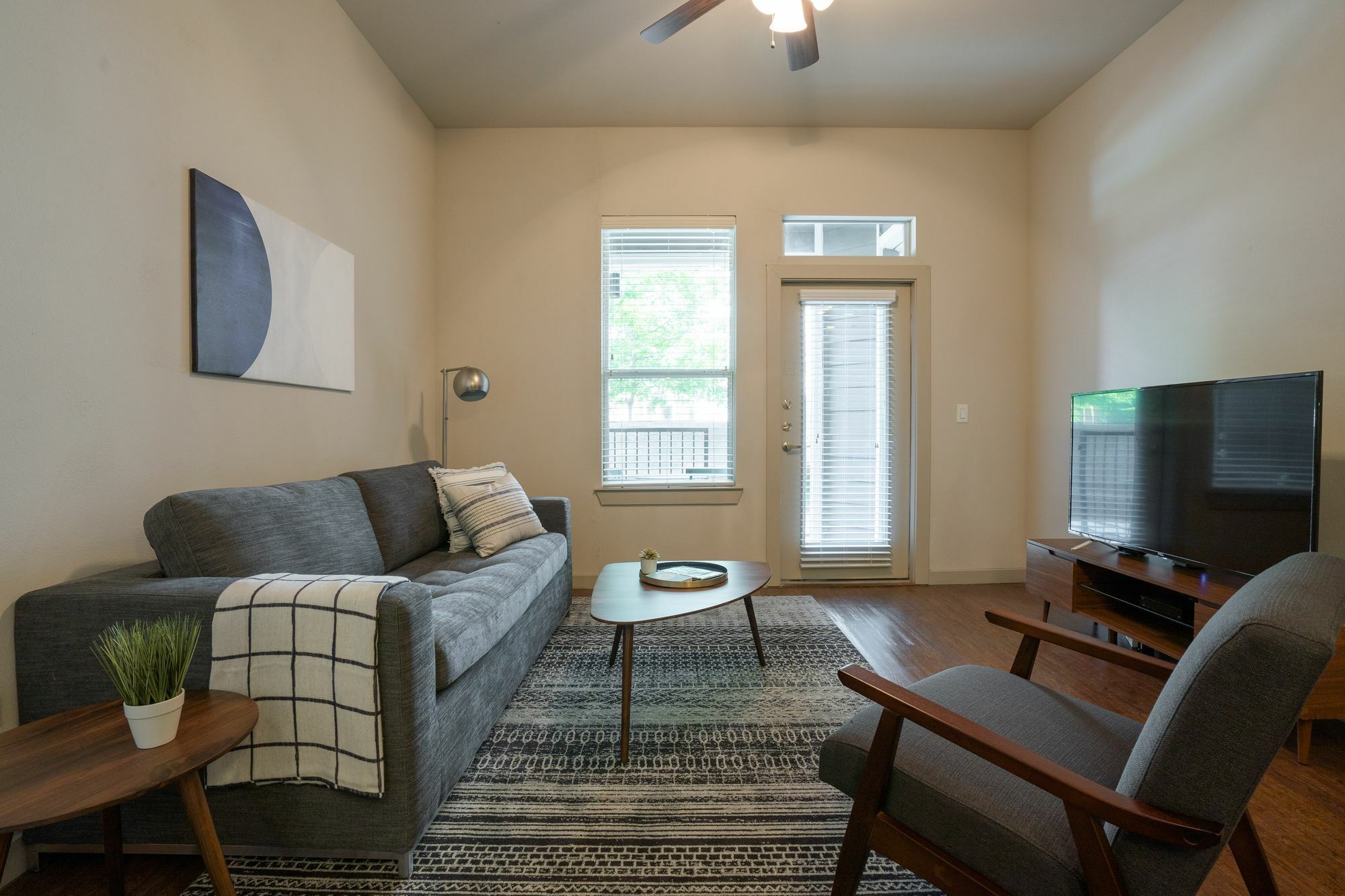 Locale Lakeshore Apartment