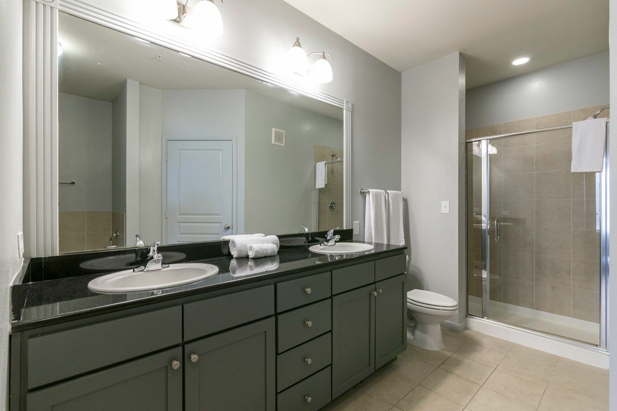 The Entertainment District By Yourent Apartment *