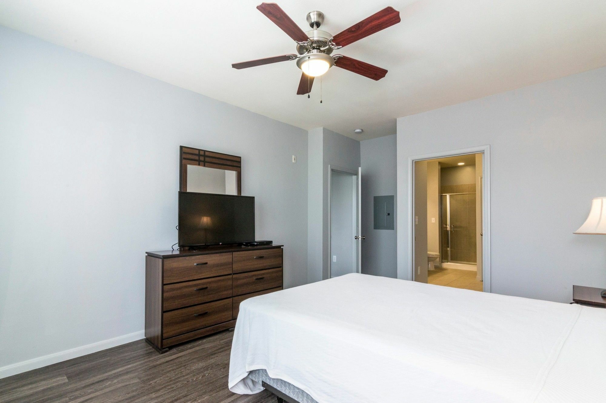 The Entertainment District By Yourent Apartment