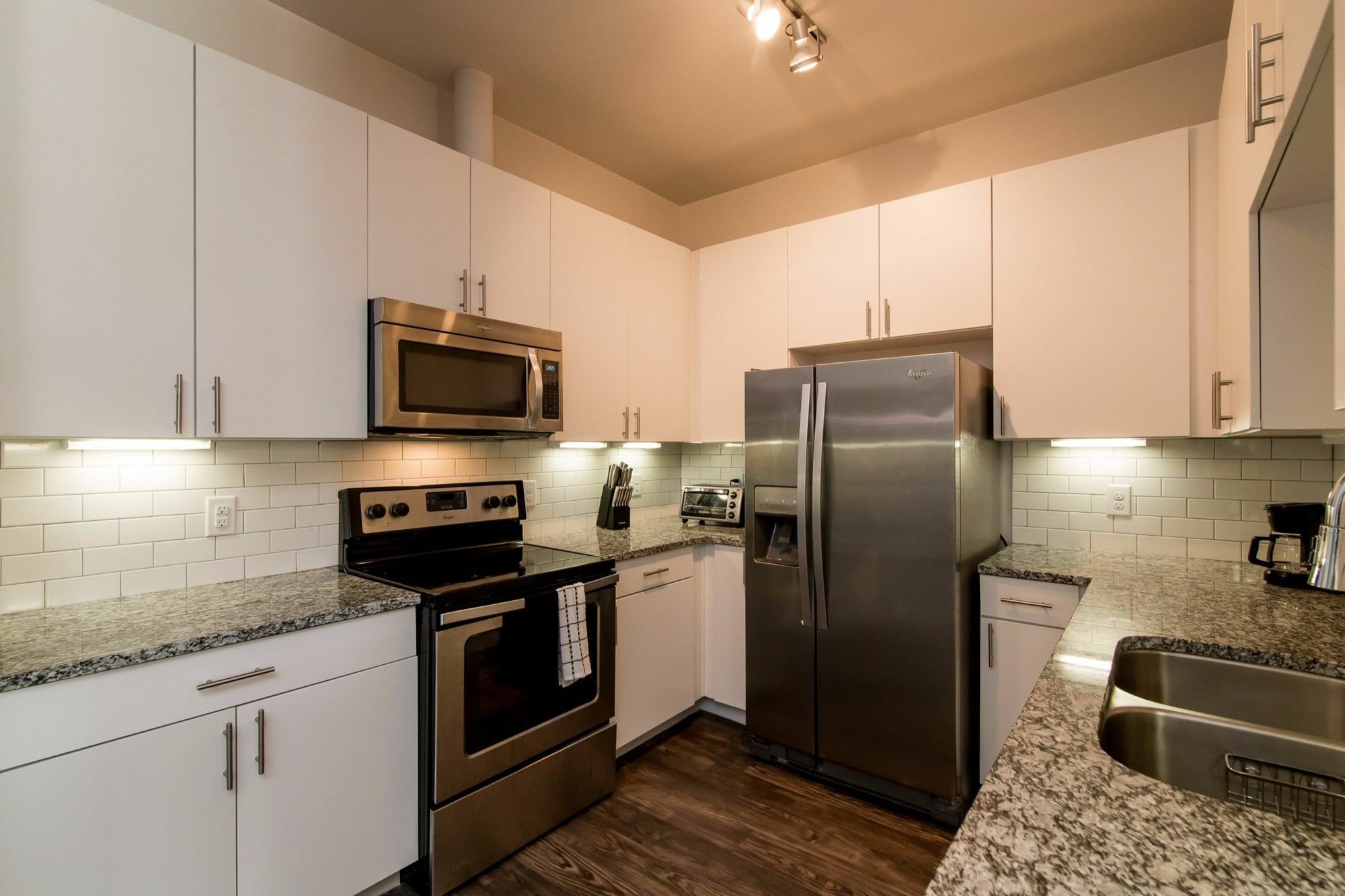 6th Street Exclusives By Yourent Apartment *