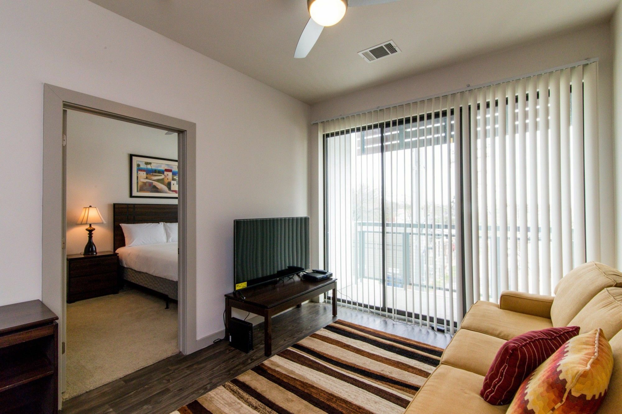 6th Street Exclusives By Yourent Apartment *