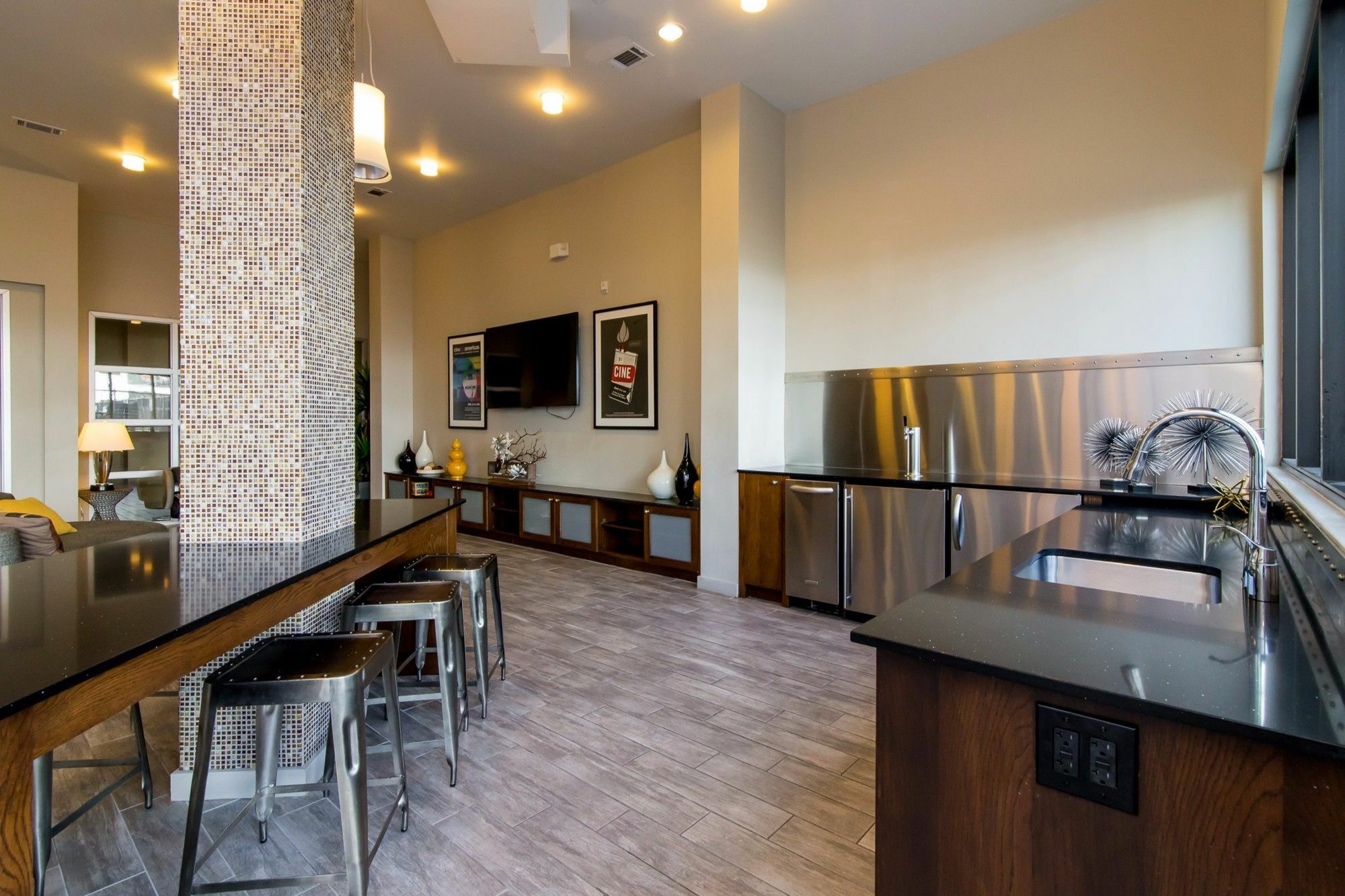 6th Street Exclusives By Yourent Apartment