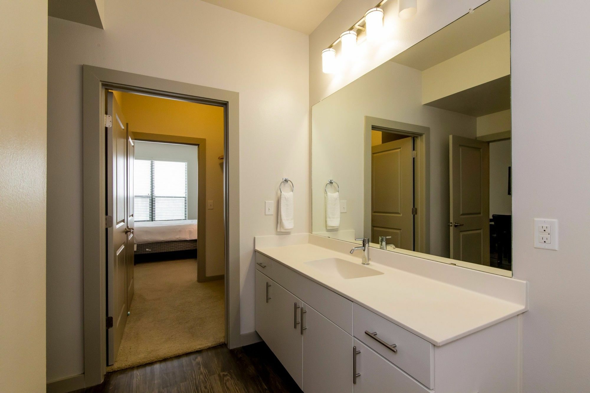 6th Street Exclusives By Yourent Apartment *