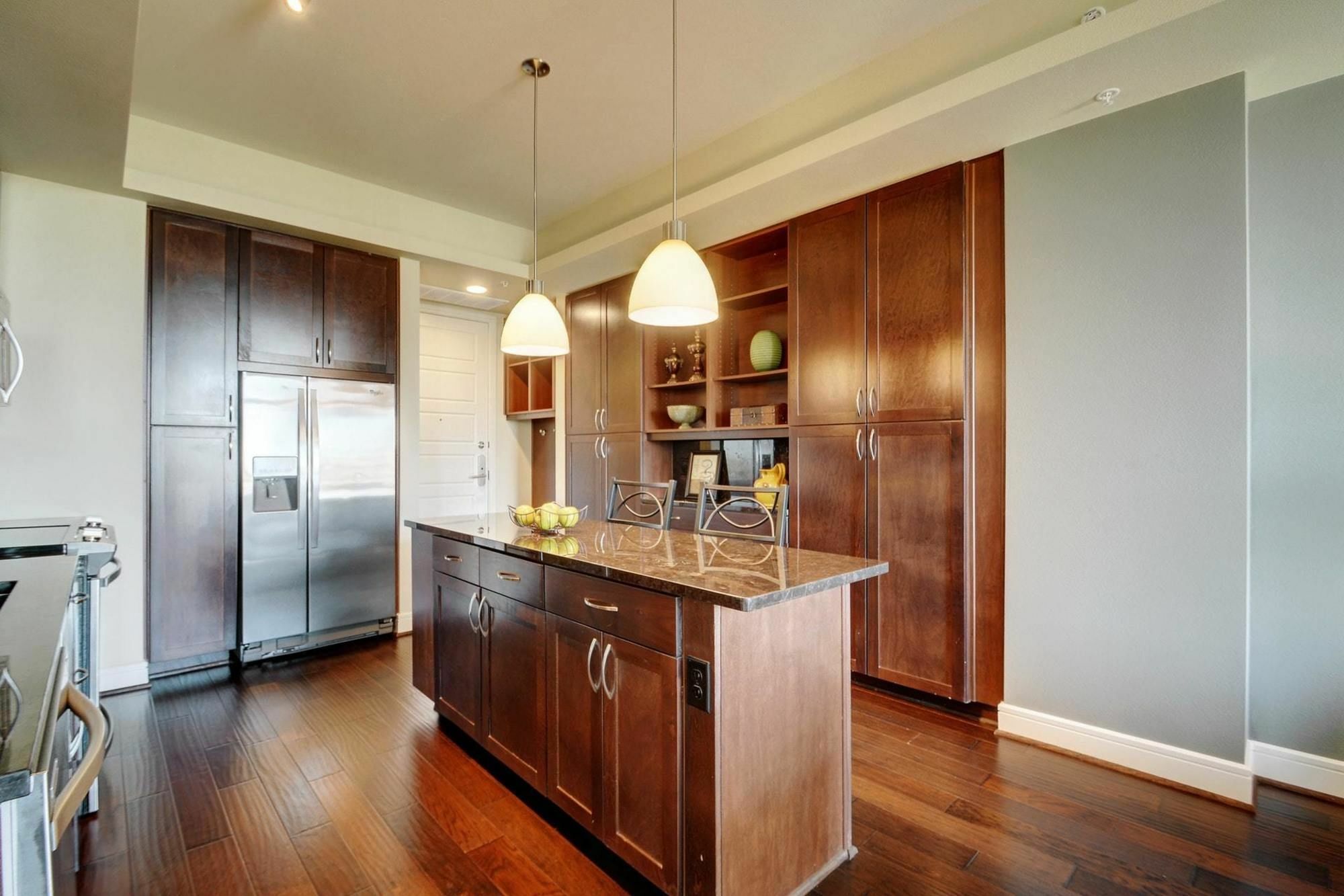 214 Barton 1br 2br Apartment *