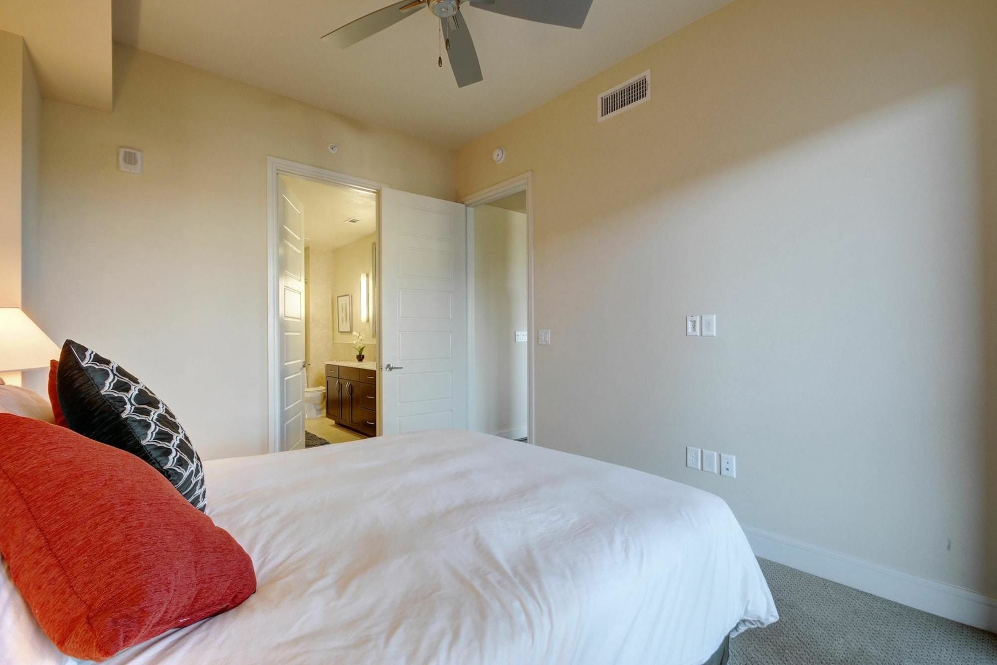 214 Barton 1br 2br *