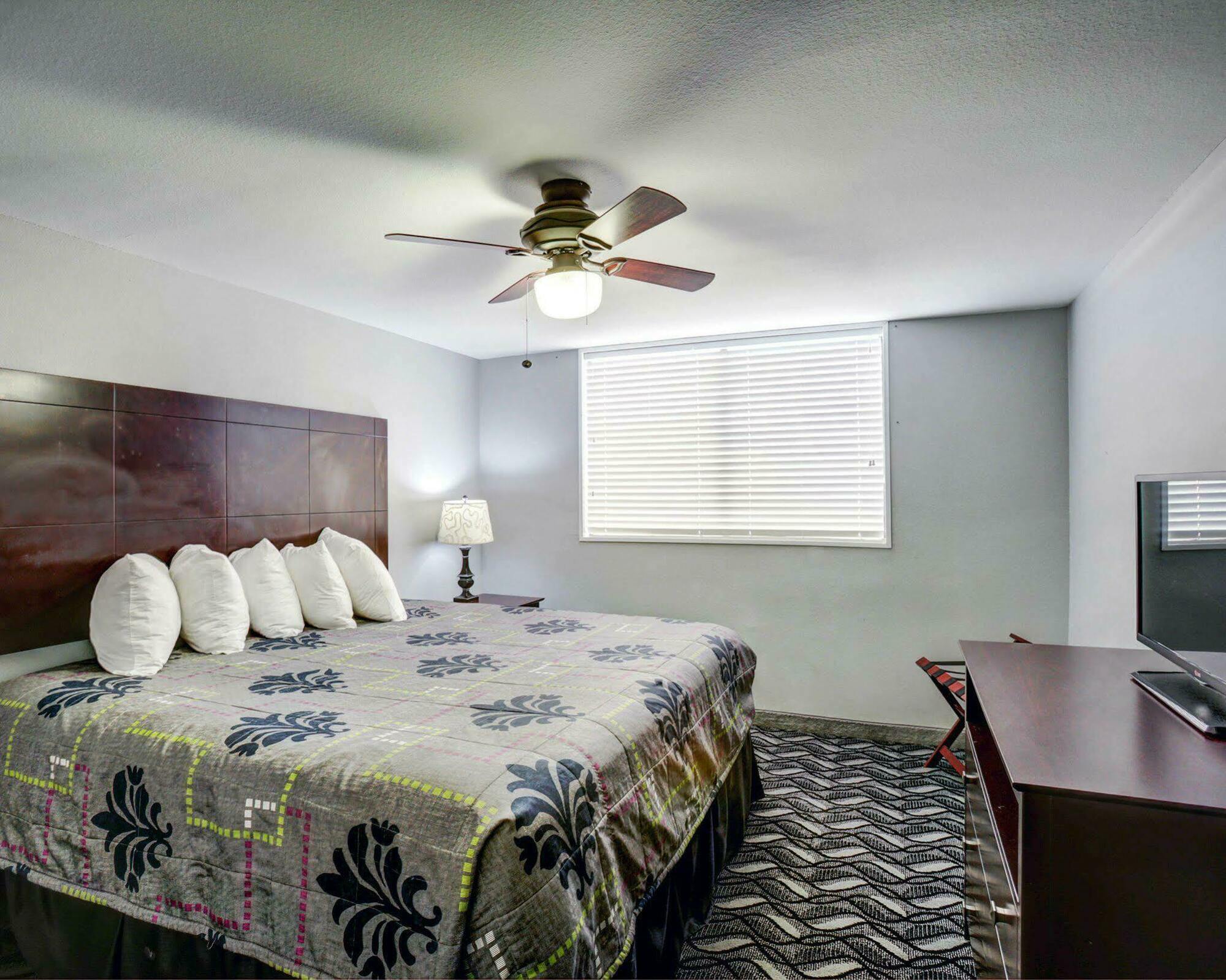 Scottish Downtown Hotel 2*