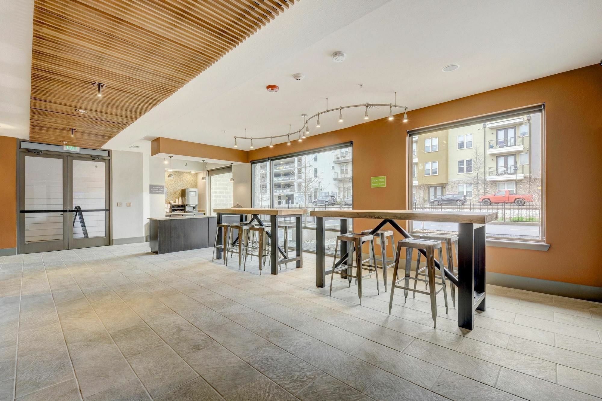 Locale Eastside 4*