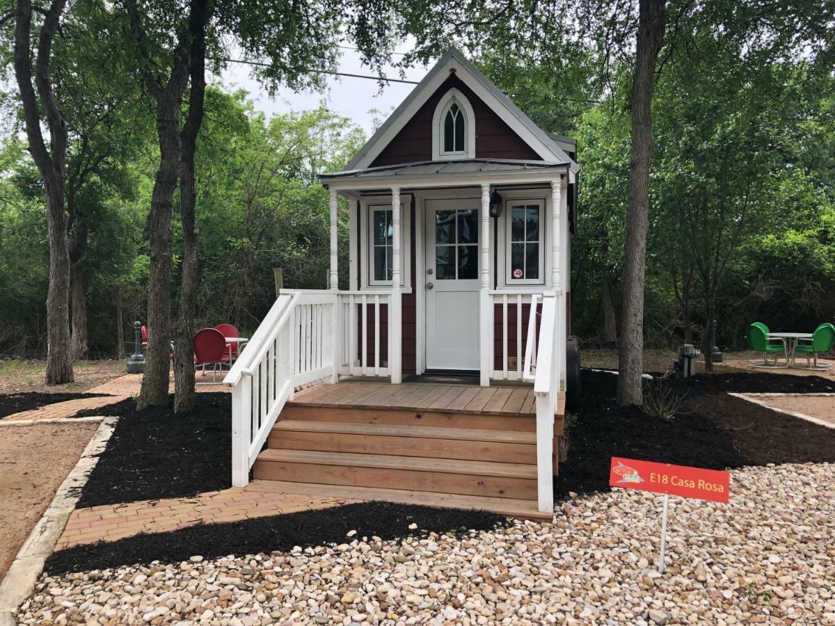 Austin's Original Tiny Hotel/ Oak Forest Hotel 4*