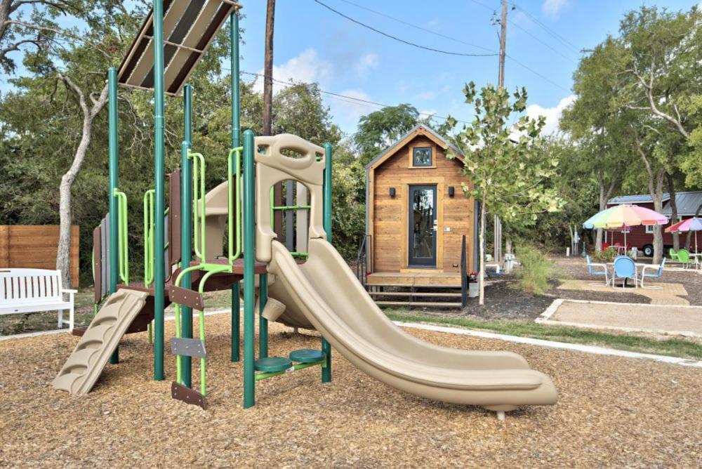 Hotel Austin's Original Tiny Hotel/ Oak Forest Austin
