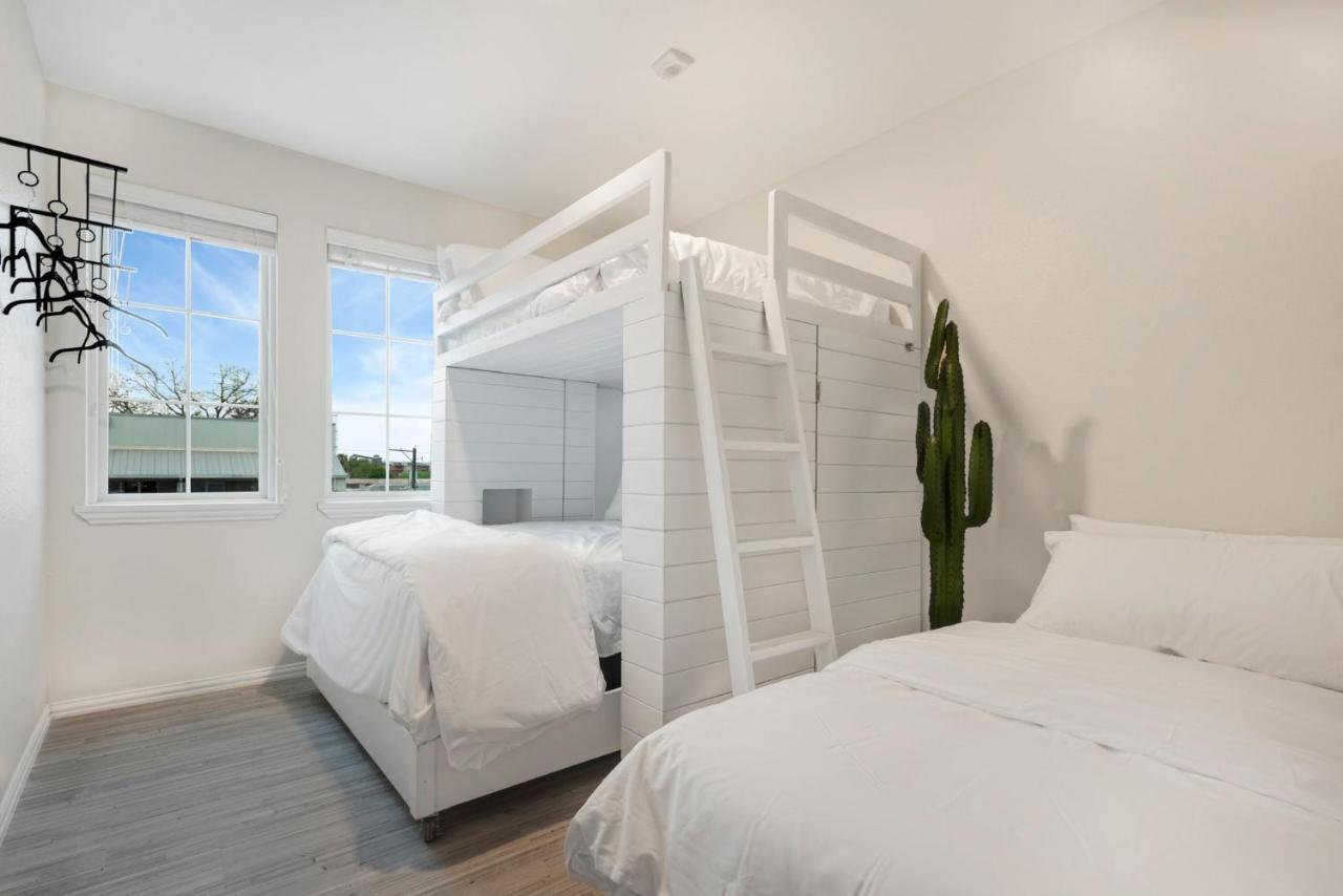 Cahoots Aparthotel *