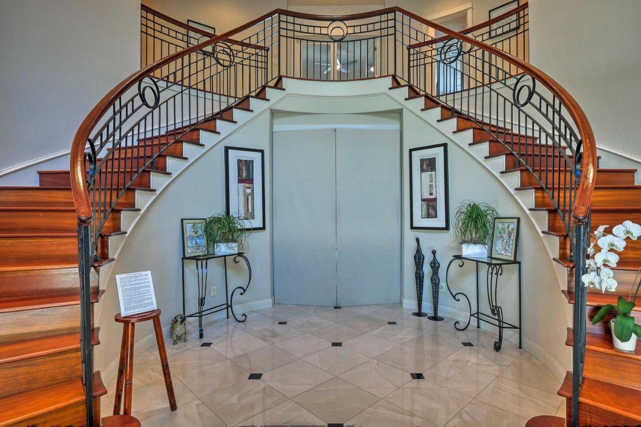 Holiday home Chic With Infinity Pool 10 Mi To Downtown!