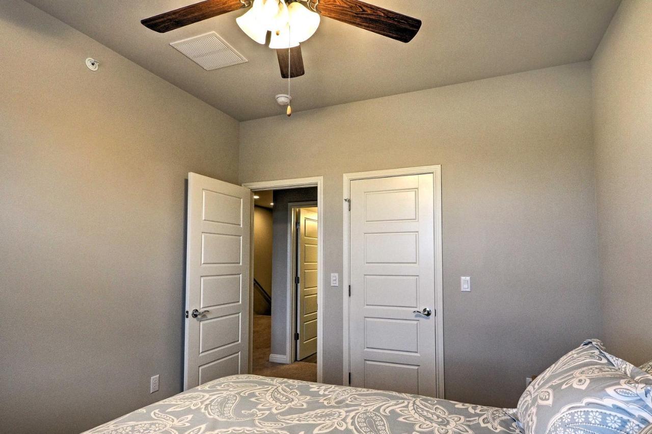 Holiday home Upscale And Modern Townhome With Pool Access!