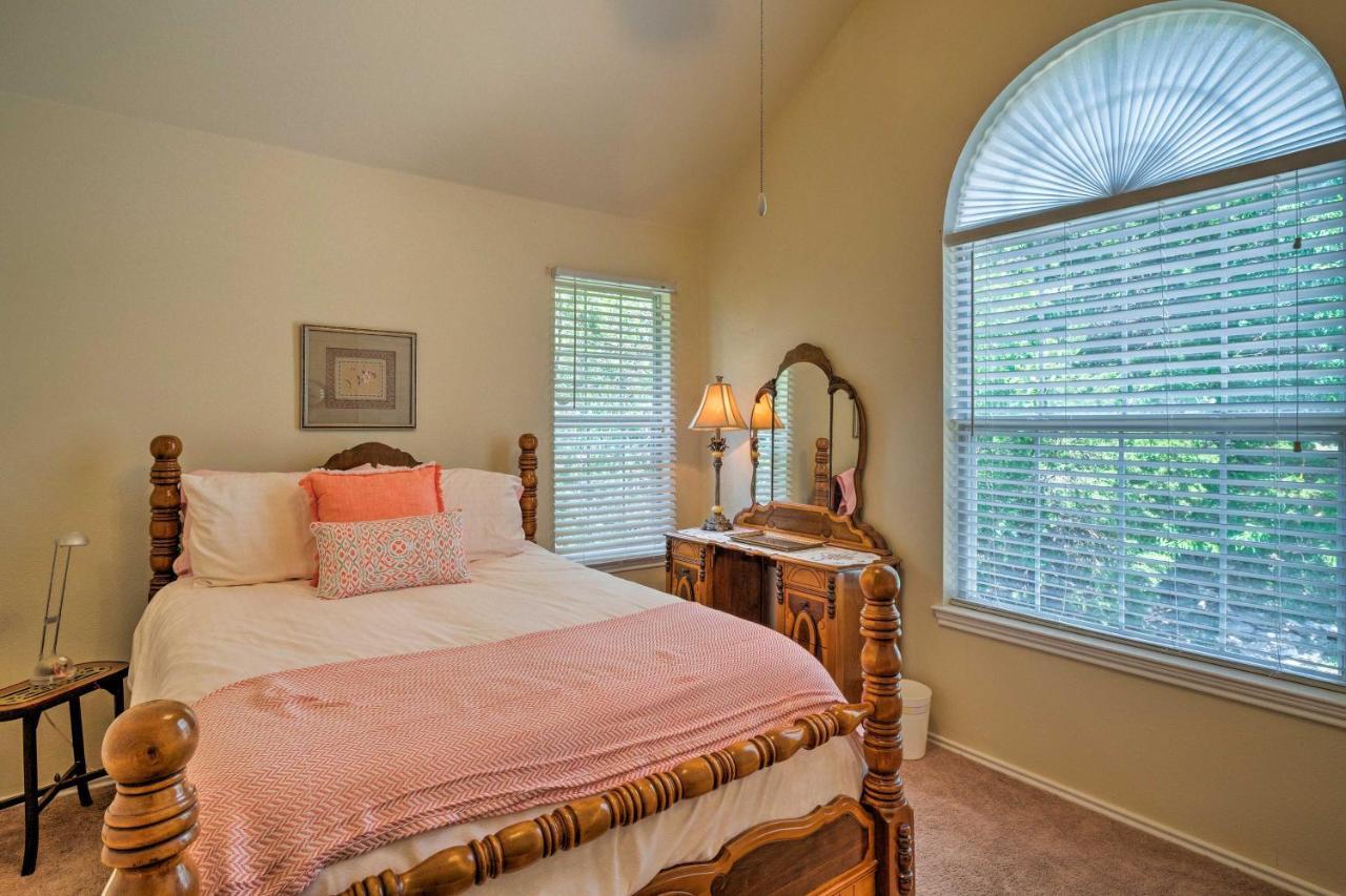 With 2 Furnished Decks And Views Holiday home Austin