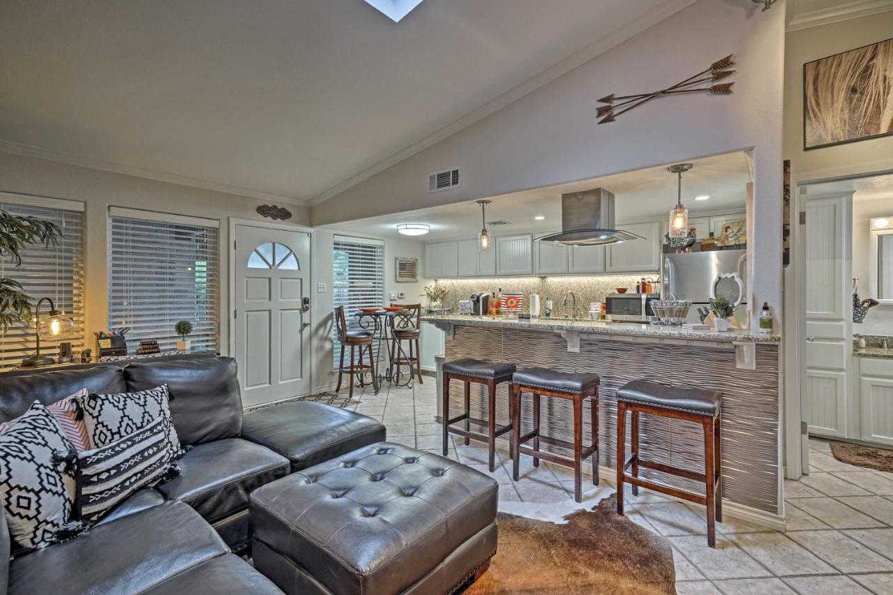 Apartment Modern With Pool Less Than 5 Mi To Downtown!