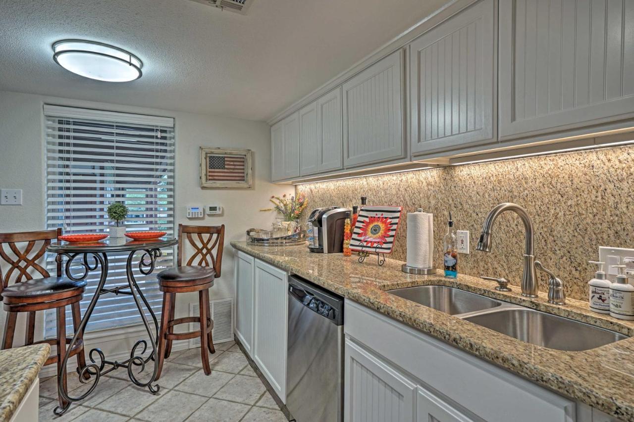 Apartment Modern With Pool Less Than 5 Mi To Downtown!