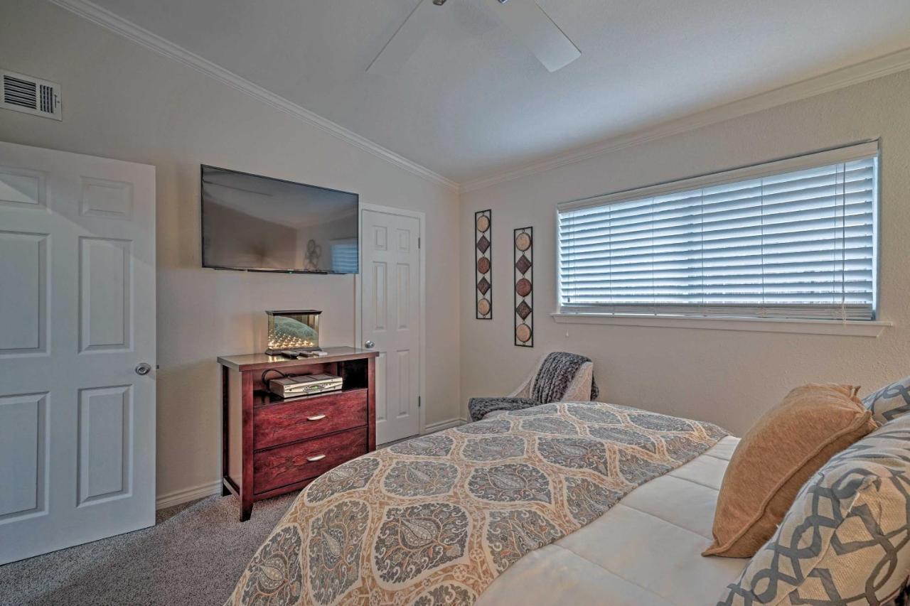 Modern With Pool Less Than 5 Mi To Downtown! Apartment *