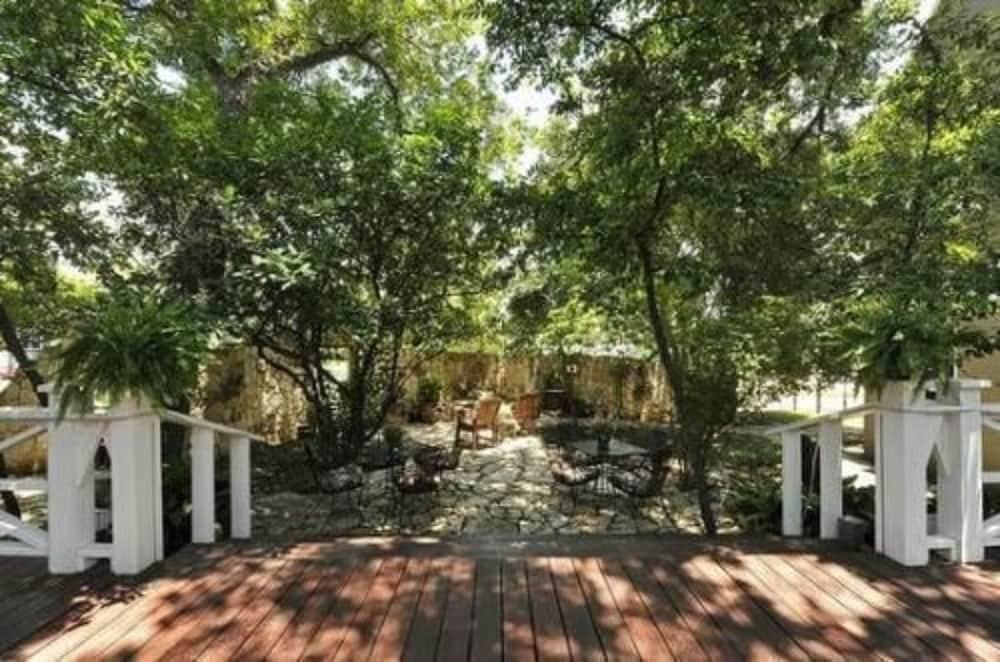 Austin's At Pearl Street 4*