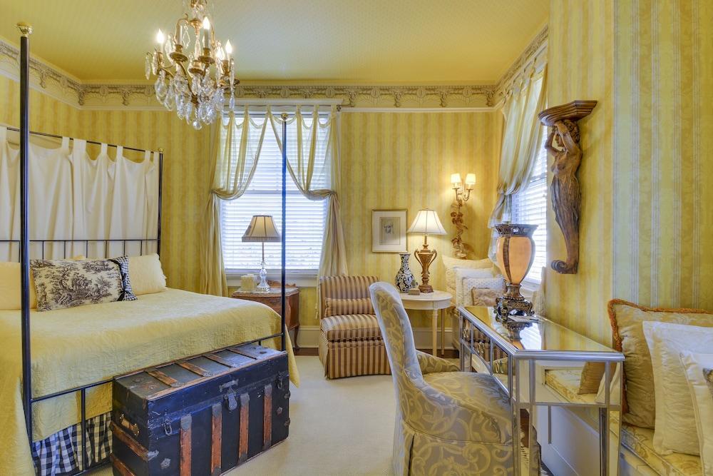Austin's At Pearl Street 4*