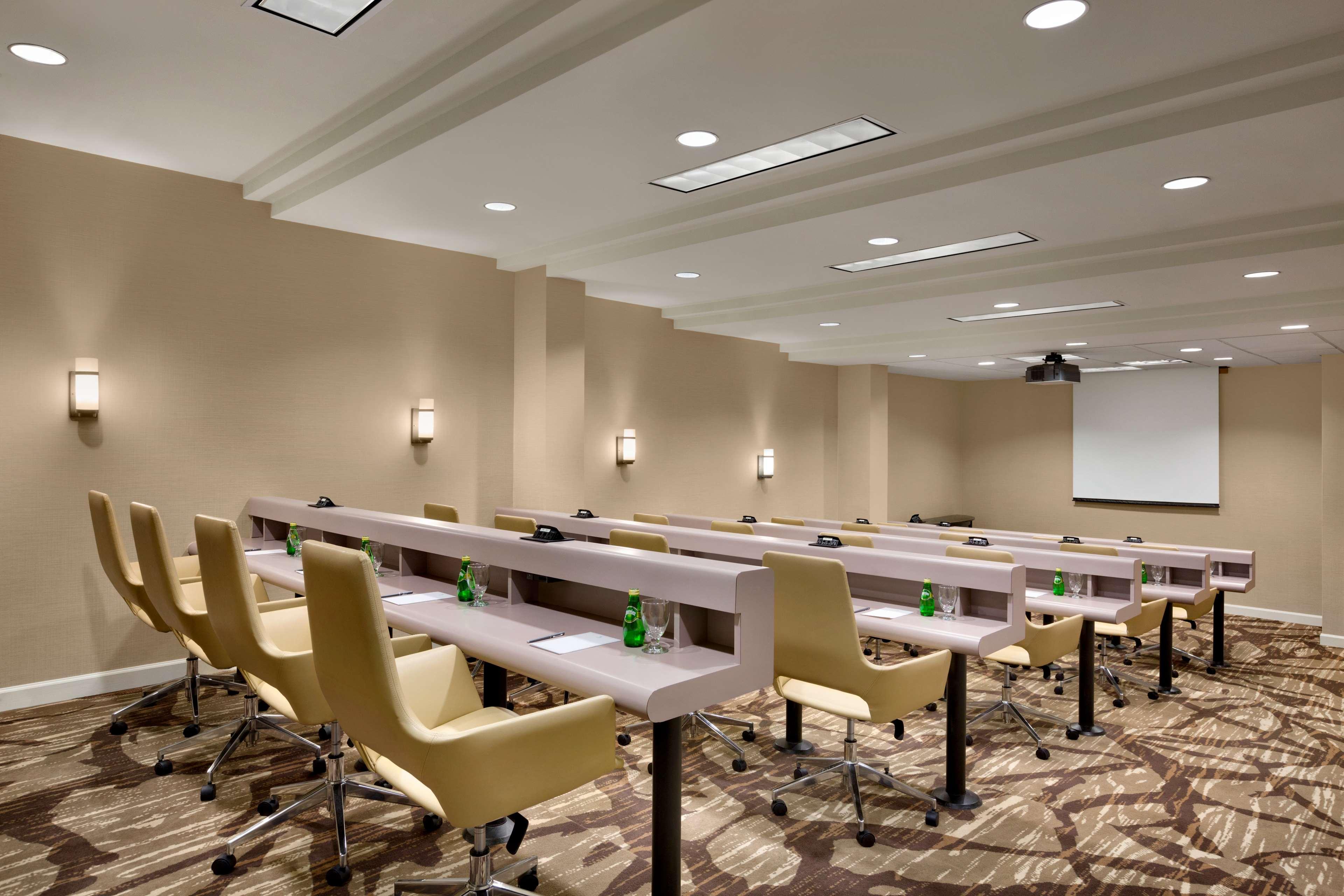 Embassy By Hilton Downtown South Congress 4*