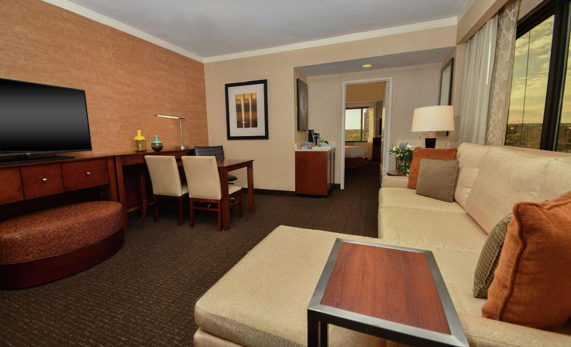 Hotel Embassy By Hilton Downtown South Congress 4*