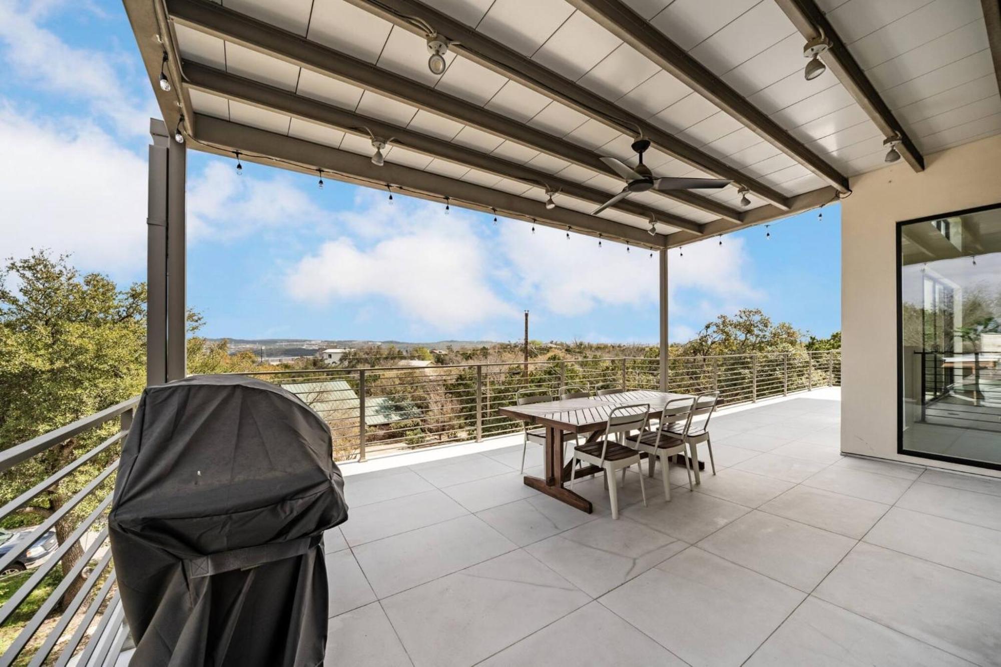Lakeview Retreat: Terrace Bbq Holiday home